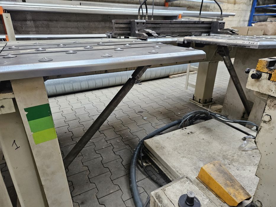 Podajnik blachy z napedem serwo