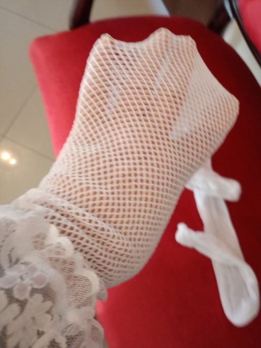 Piękne białe ślubne pończochy.