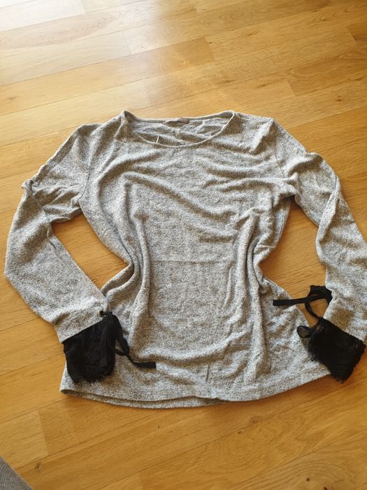 Szary sweterek damski Orsay z ozdobnymi rękawami koronka