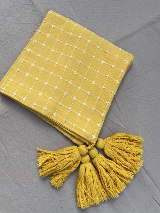 Poszewka ozdobna na poduszkę z frędzlami.