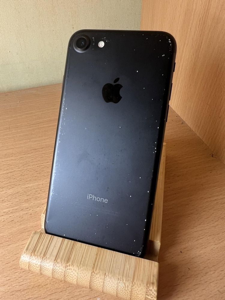 Продам iPhone 7