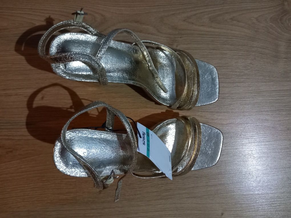 Nowe buty z metką na obcasie rozmiar 40