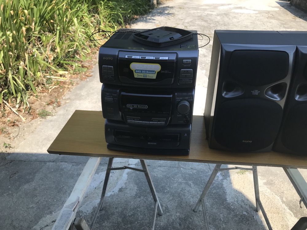 Aparelagem de musica  sao dois vendo no comjunto um sony e outro  tens