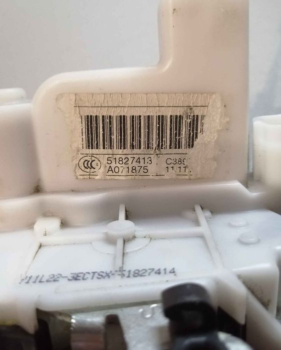 Fiat/Alfa/Lancia 500 07-15 замок дверей перед LH ZK1288 51827413