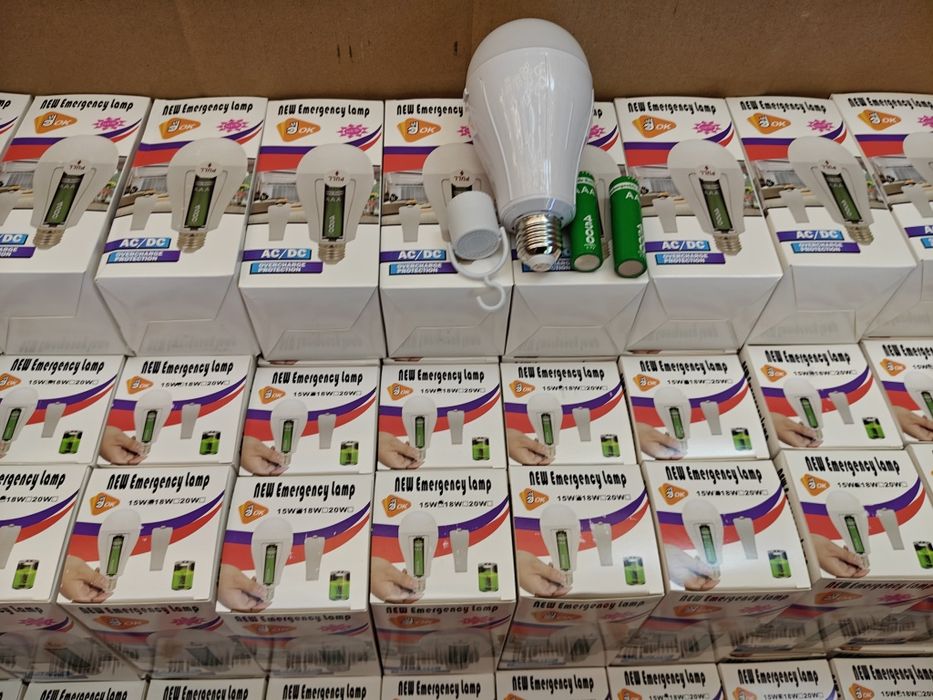 Лампа с аккумуляторами 18650 и цоколем е27 кемпинговая с крючком