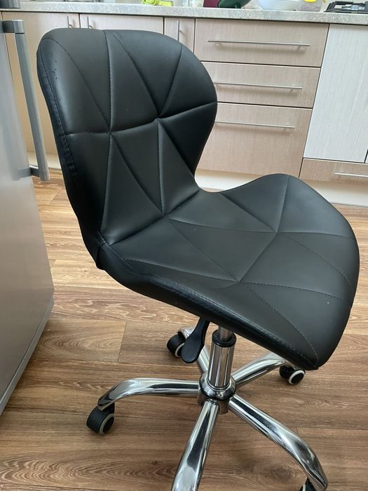 Стул на ножке для мастера