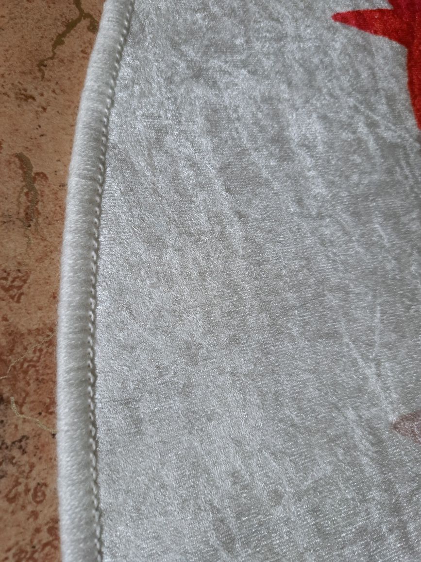 Mata lub dywanik   dla dziecka  antypoślizgowa 140 cm nowy