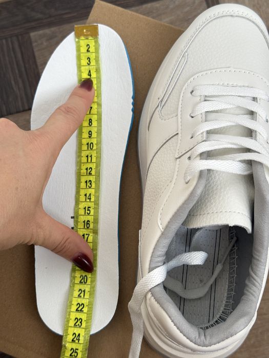 Кросівки шкіряні на 36-23,5см