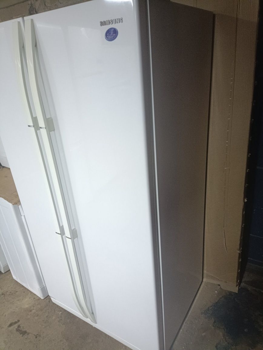 Продам большой двухдверный холодильник Samsung  side by side
