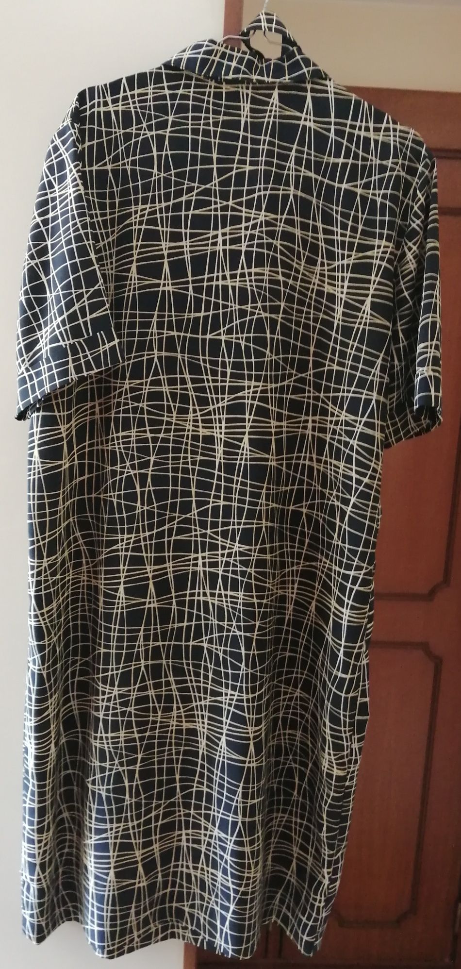 Vestido preto com riscas