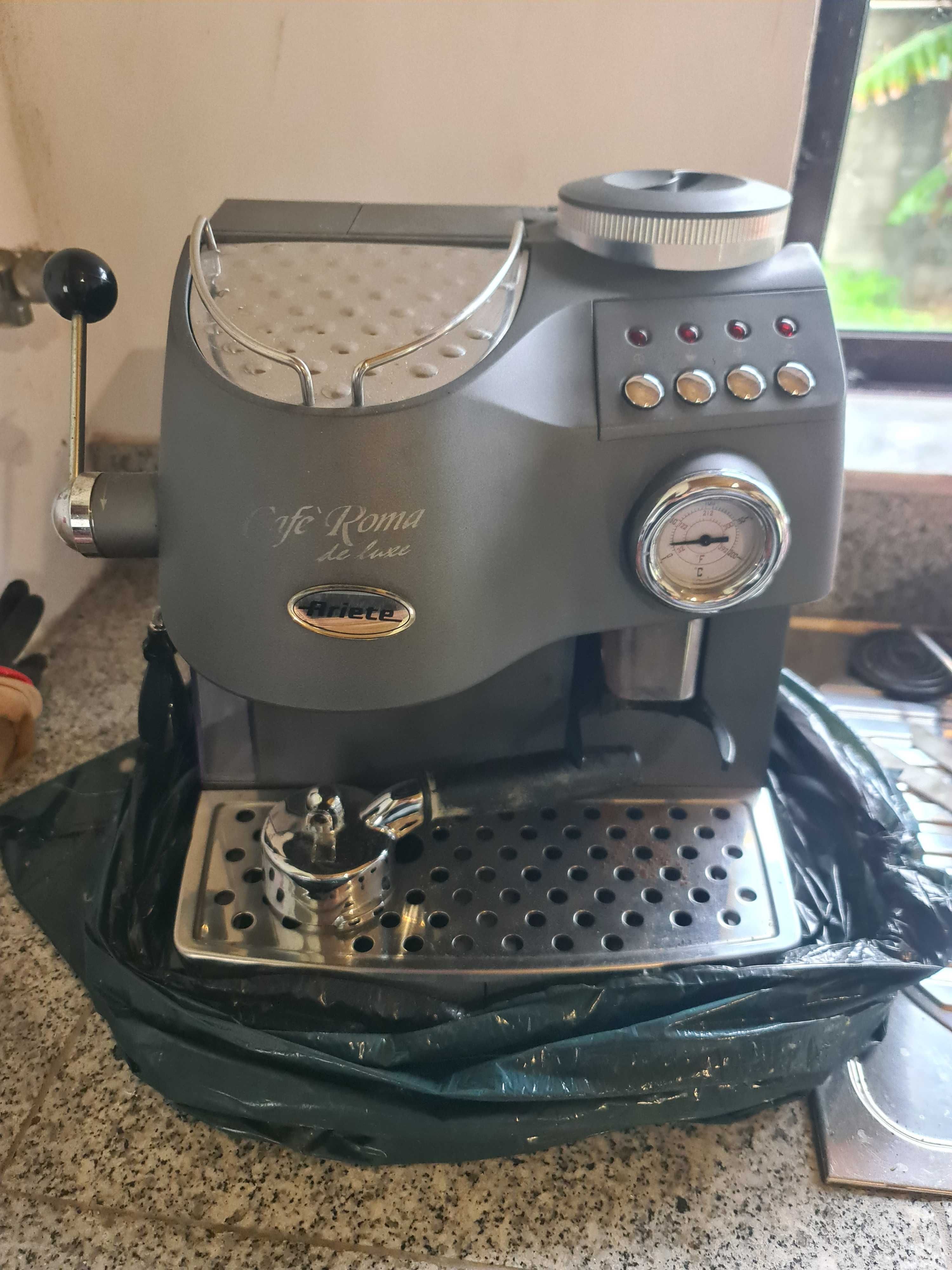 Maquina do café com muinho