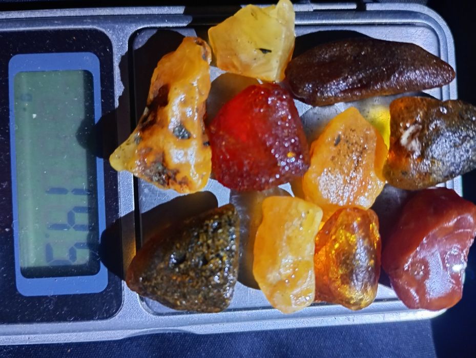 Bursztyn bałtycki surowy i 10 szt