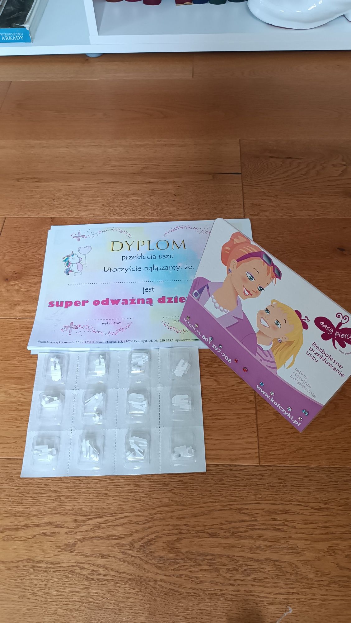 Studex ekspozytur do kolczyków i dyplomy przekłucia uszu