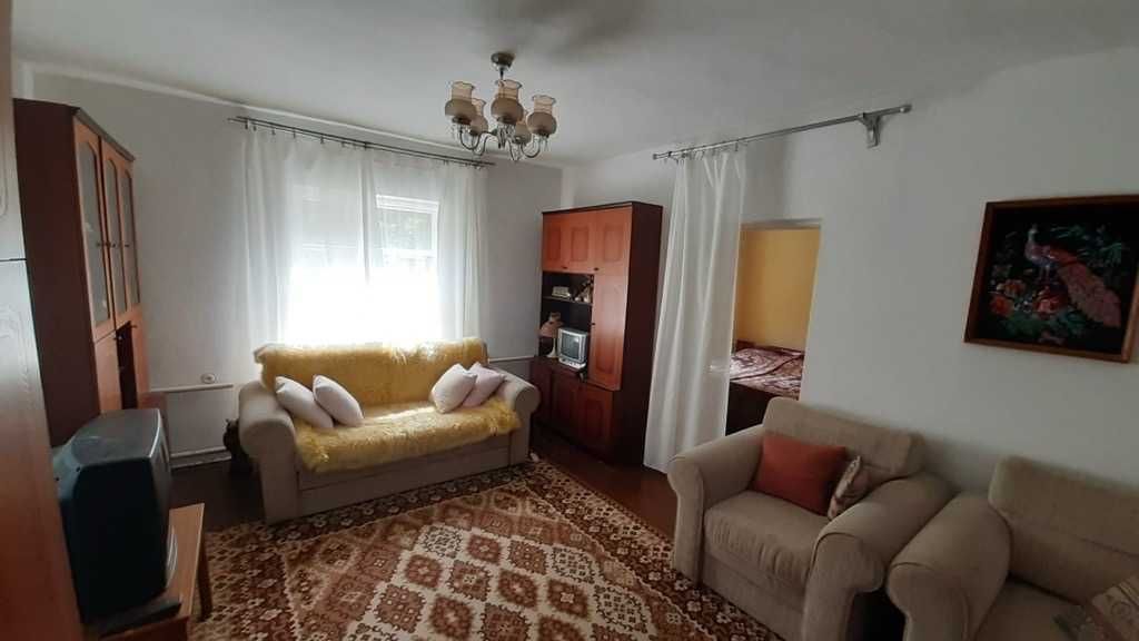 Диван бежевого кольору, розкладний