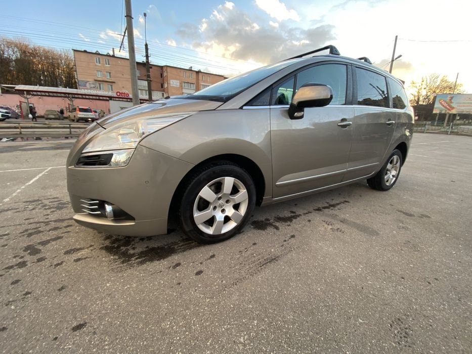 Peugeot 5008 2012  7800$