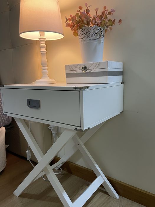 2 mesas de cabeceira