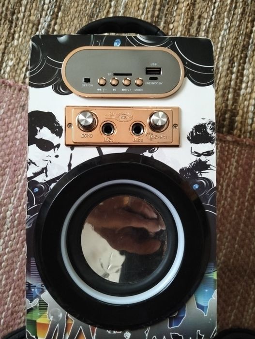 Coluna de bluetooth com luzes e pega sem carregador