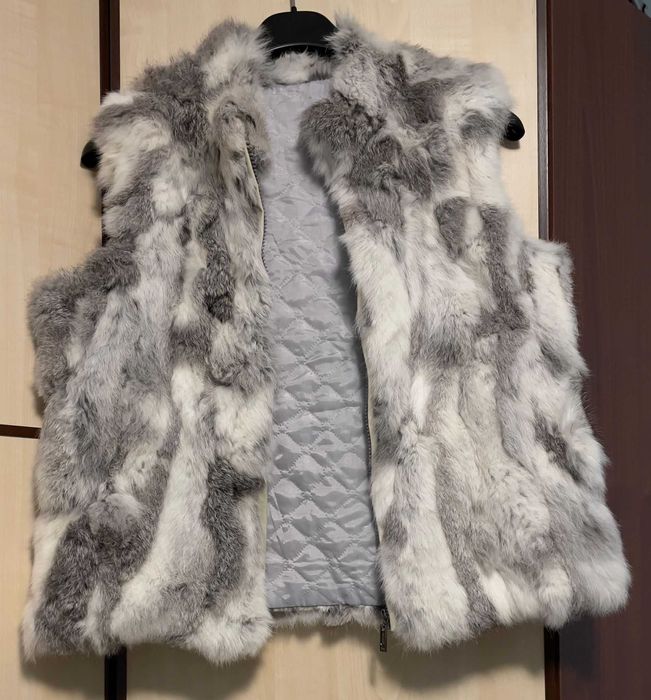 Kamizelka damska z naturalnego futra królika zasuwana na zamek.