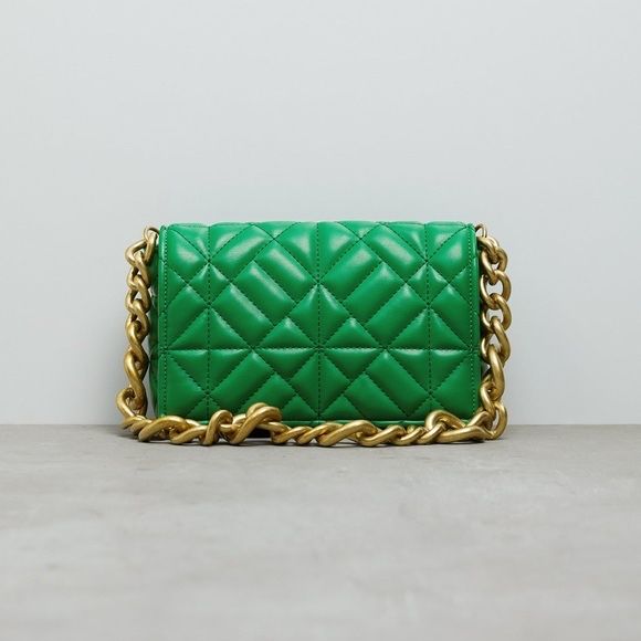 Carteira acolchoada verde ZARA