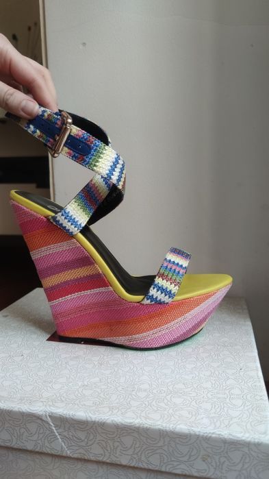 Босоніжки на платформі