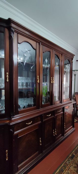 Cristaleira em madeira de cerejeira – como nova