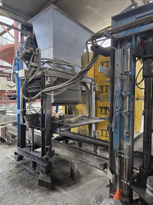 Wibroprasa stacjonarna KVM 62/105 Linia do bloczków betonowych, kostki