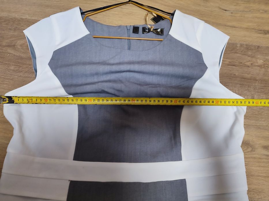 Плаття сіре/біле нове ділове повсякденне