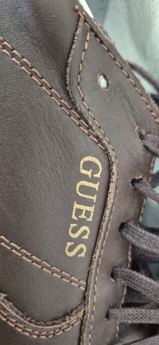 Sapatilhas Homem Guess em pele de cor castanhas como novas