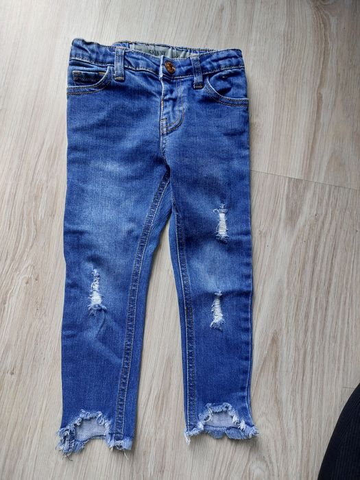 Sprzedam spodnie jeansowe 98