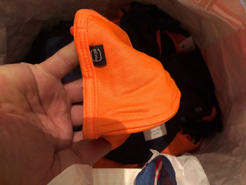 Строительные защитные маски из материала-фабрычные.