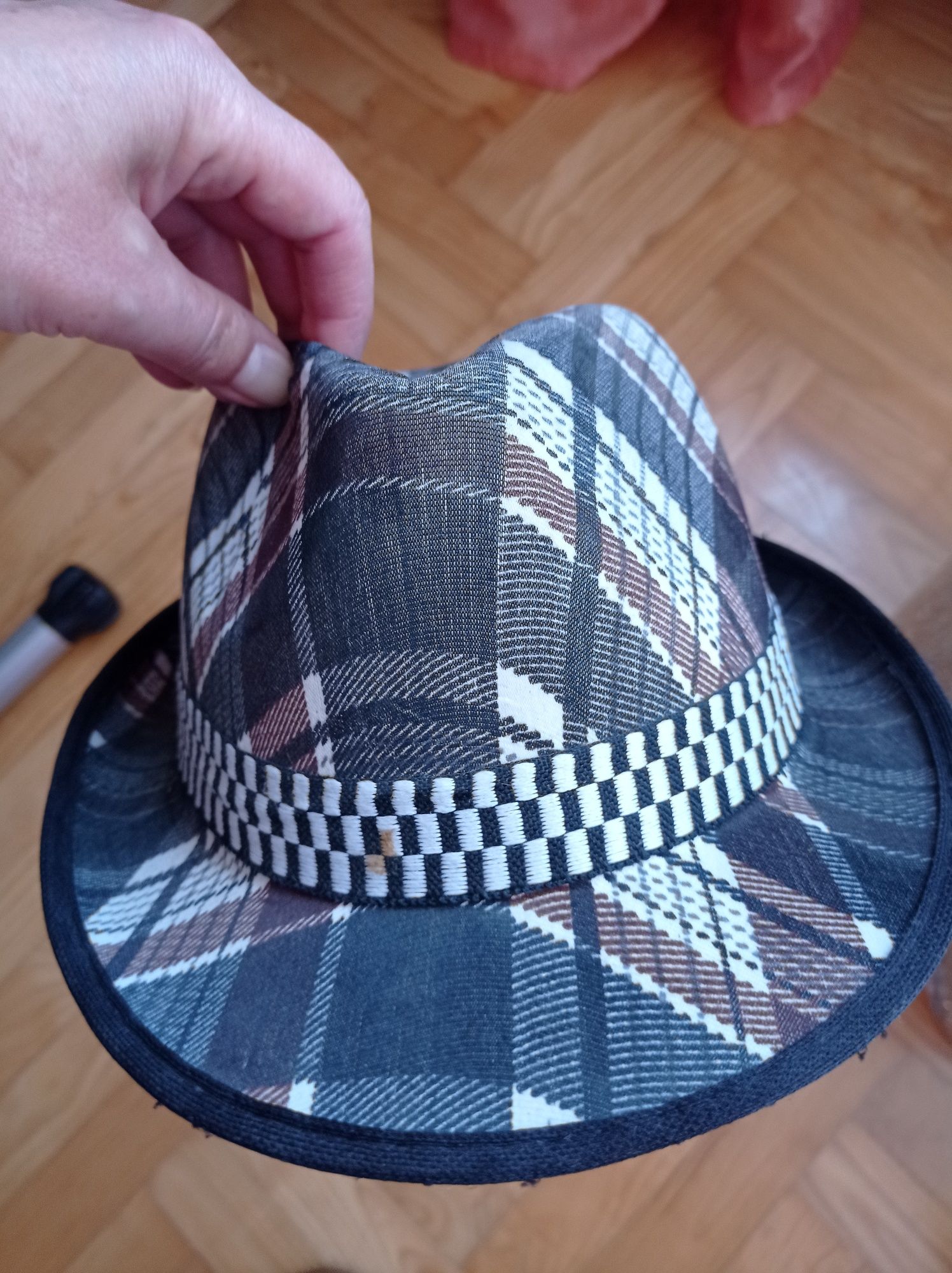 Kapelusz w krate dla chłopca