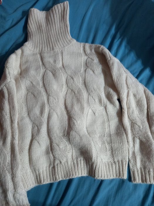 В'язаний светр на дівчинку