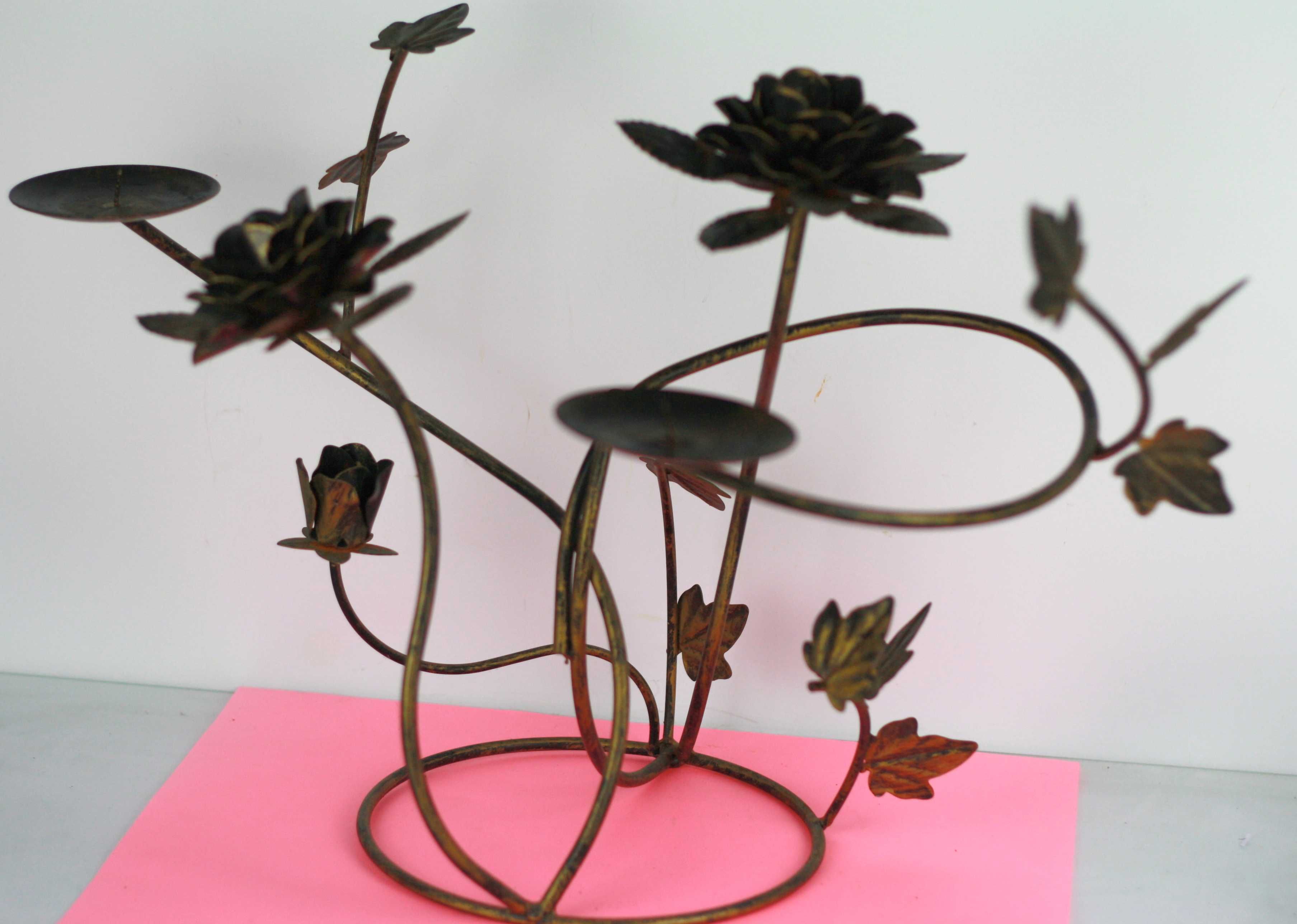 Metalowy kuty świecznik z różami retro