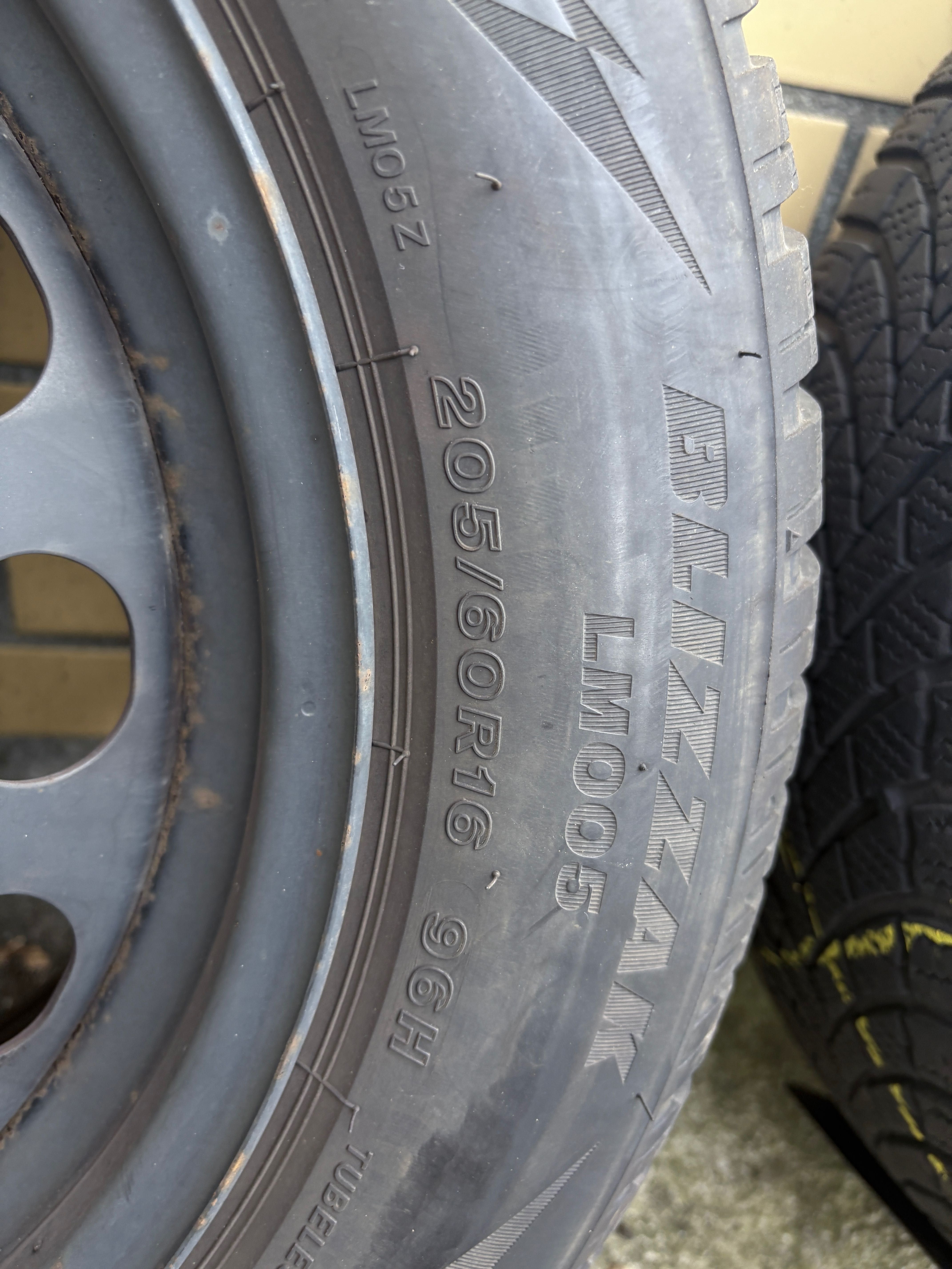 Opony Zimowe Bridgestone 205/60 R16 Blizzak LM005 + Felgi stalowe