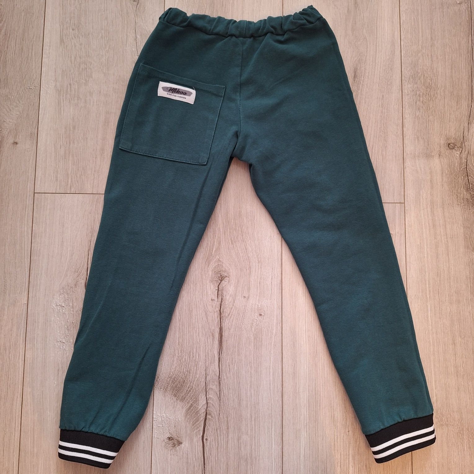 Zielone spodnie dresowe Mikoo rozm. 128/134