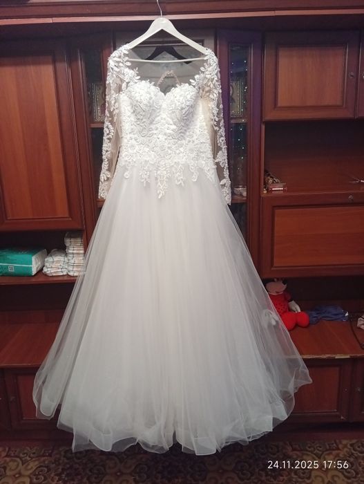 Продам весільну сукню