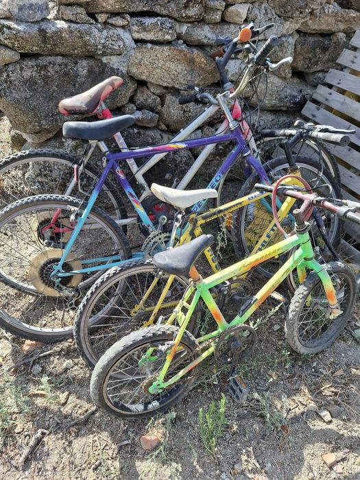 Maquina de lavar roupa fogao e algumas bicicletas