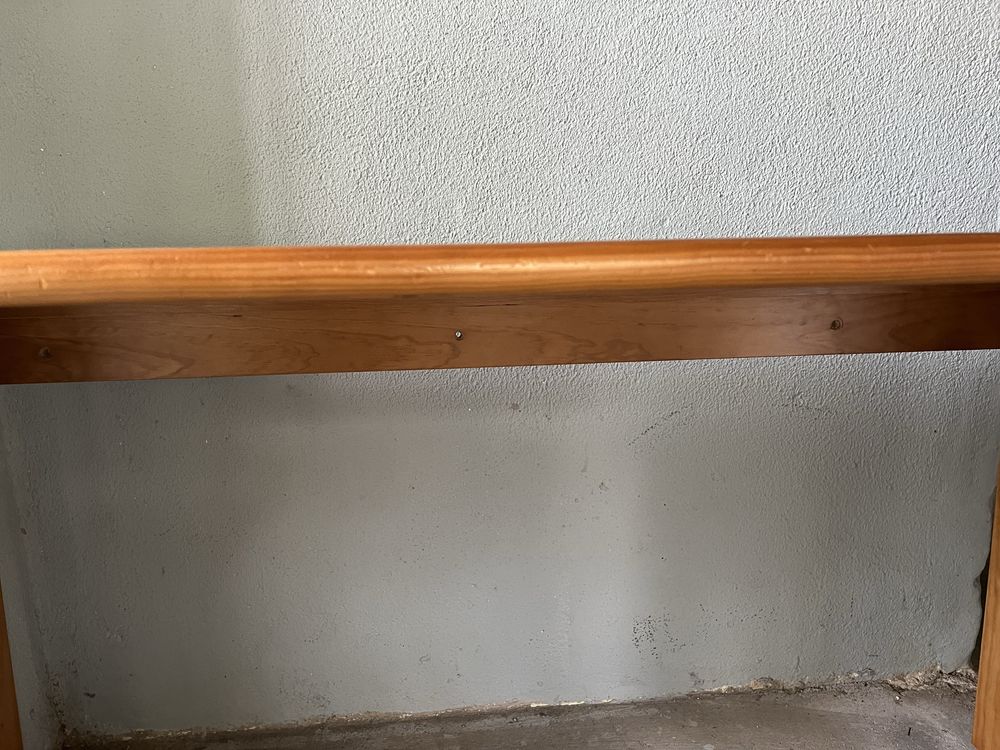 Secretaria de encostar à parede