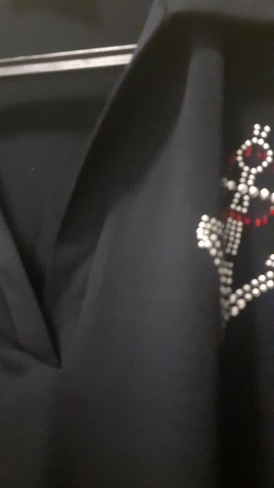 Blusa de malha de seda  preta com uma ancora em brilhantes vermelhos e