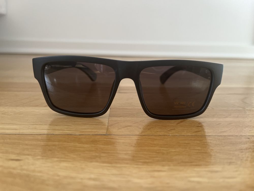 Czarne okulary przeciwsłoneczne wayfarer