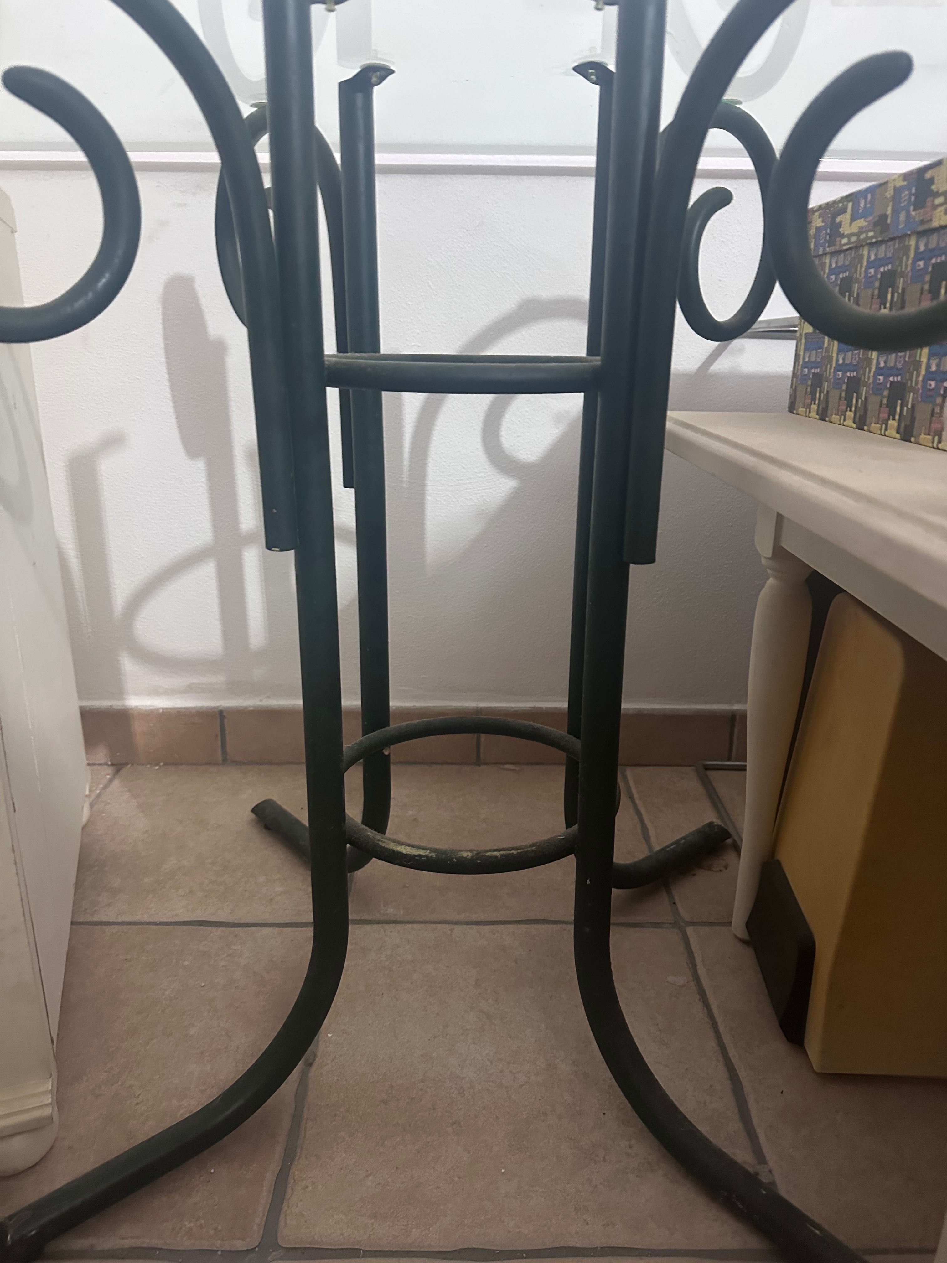 Vendo mesa com tampo de vidro para desocupar