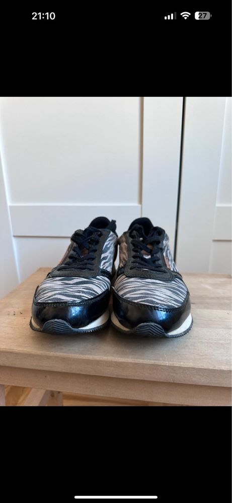 Super wygodne buty z motywem zebra i korkową wkładką