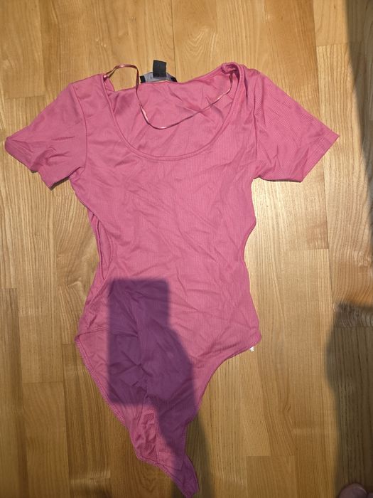 Różowe body z wycięciem