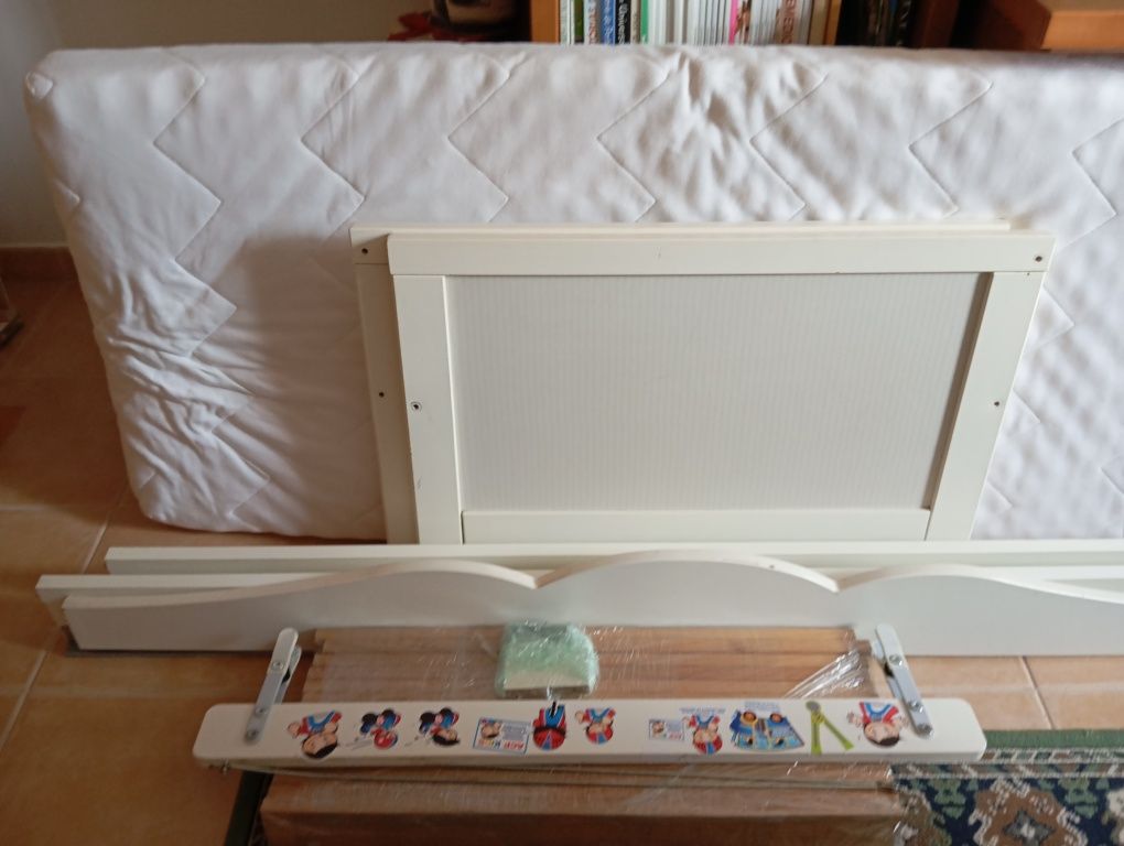 Cama e colchão de criança ikea