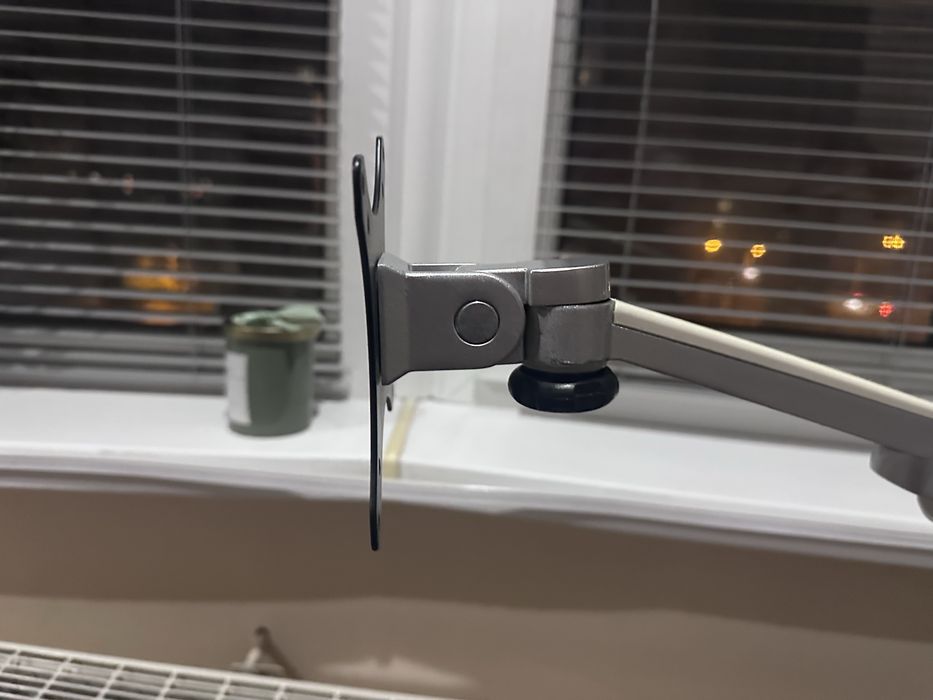 Кронштейн для монітора, з тримачем для ноутбука.