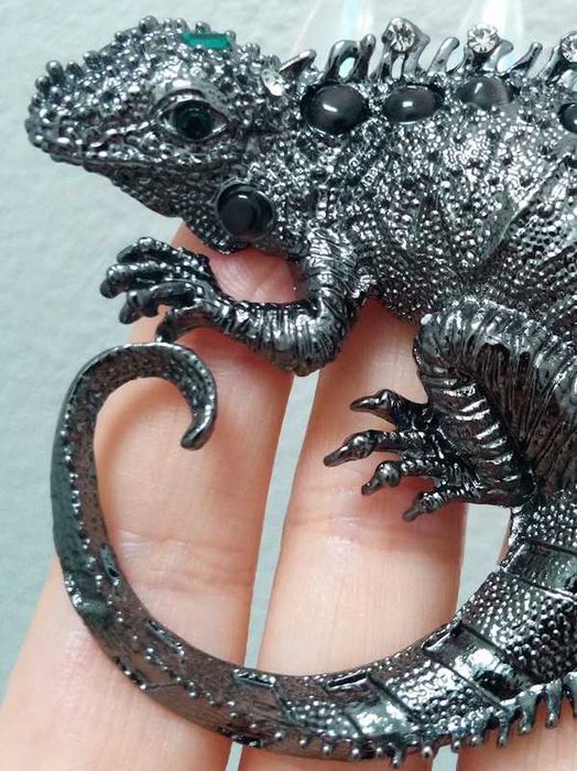 Pregadeira / broche/ alfinete - Iguana em prateado cor gunblack