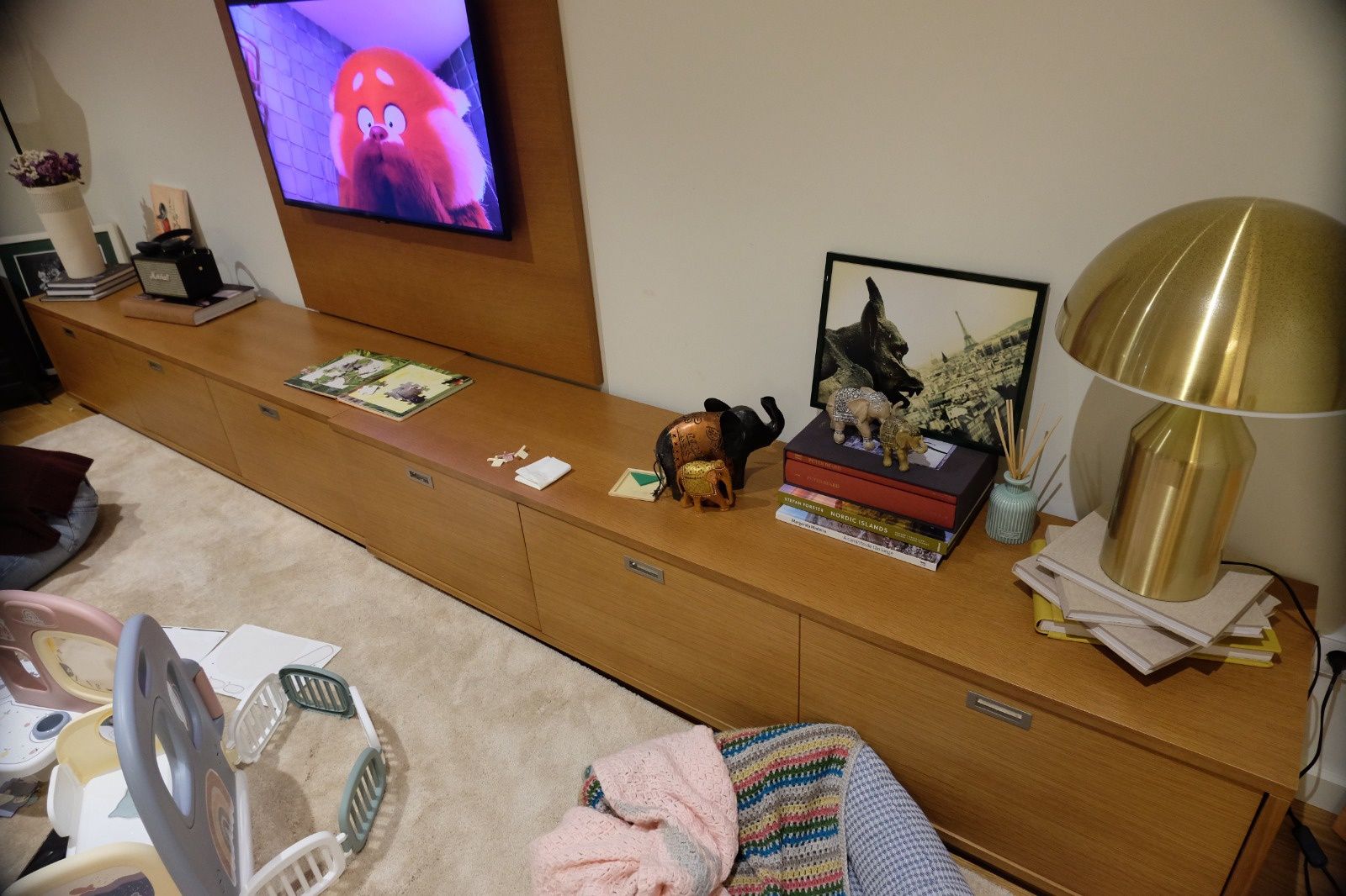 Base e painel de TV