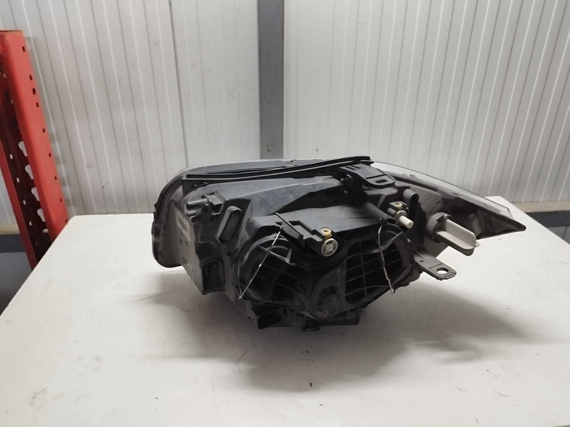 Farol direito BMW 1 (E87)