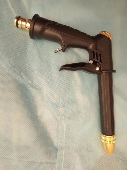 Водяний пістолет для миття машин.