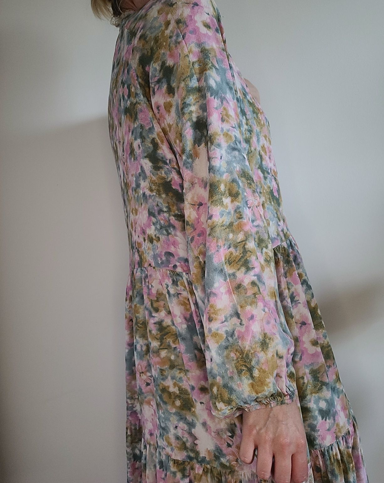 Długa kolorowa sukienka w kwiaty oversize babydoll falbany mbyM